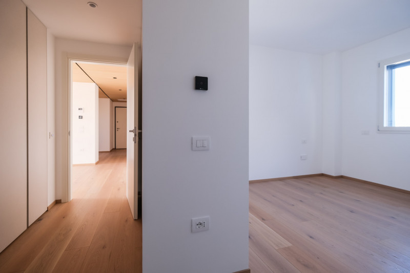 Nel cuore della città, a pochi passi da Piazza Castello e dalla stazione, si inserisce una soluzi...