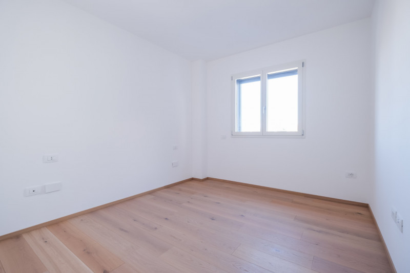 Nel cuore della città, a pochi passi da Piazza Castello e dalla stazione, si inserisce una soluzi...