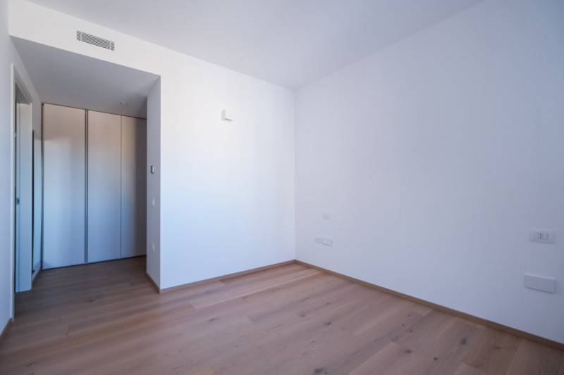 Nel cuore della città, a pochi passi da Piazza Castello e dalla stazione, si inserisce una soluzi...