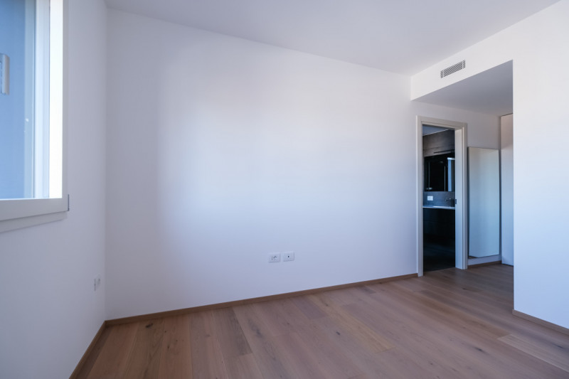 Nel cuore della città, a pochi passi da Piazza Castello e dalla stazione, si inserisce una soluzi...