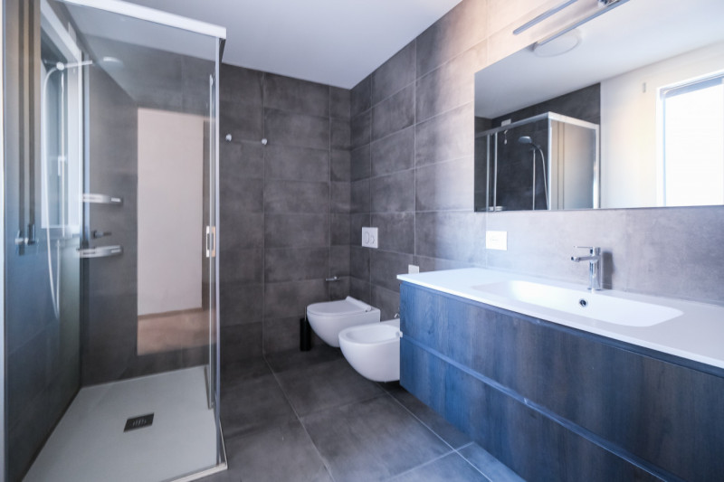 Nel cuore della città, a pochi passi da Piazza Castello e dalla stazione, si inserisce una soluzi...