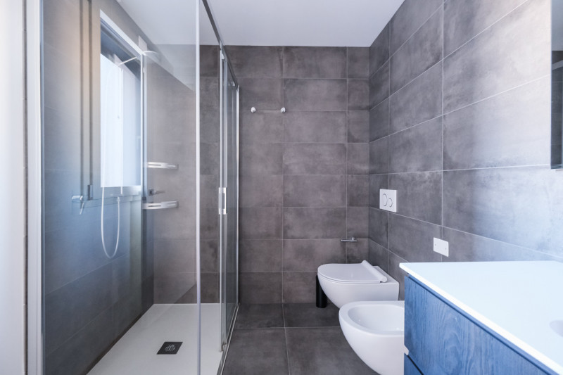 Nel cuore della città, a pochi passi da Piazza Castello e dalla stazione, si inserisce una soluzi...