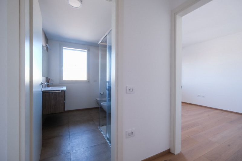 Nel cuore della città, a pochi passi da Piazza Castello e dalla stazione, si inserisce una soluzi...