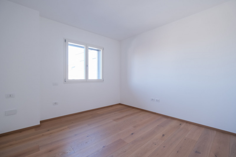 Nel cuore della città, a pochi passi da Piazza Castello e dalla stazione, si inserisce una soluzi...