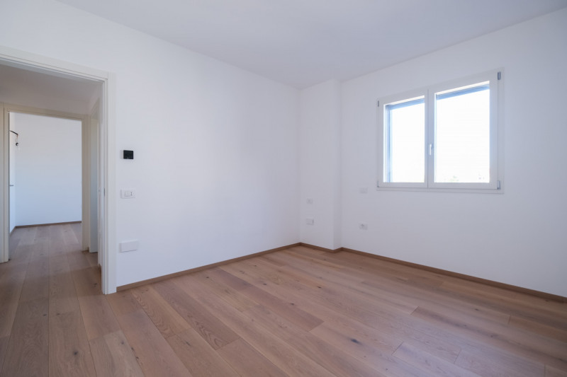 Nel cuore della città, a pochi passi da Piazza Castello e dalla stazione, si inserisce una soluzi...