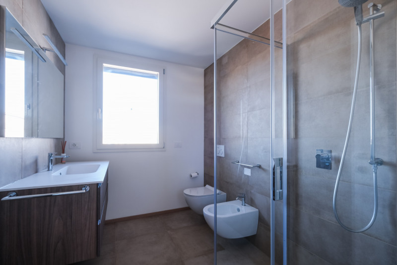 Nel cuore della città, a pochi passi da Piazza Castello e dalla stazione, si inserisce una soluzi...