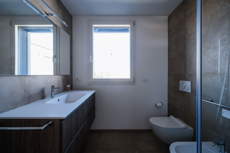 Nel cuore della città, a pochi passi da Piazza Castello e dalla stazione, si inserisce una soluzi...