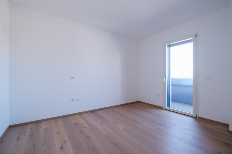 Nel cuore della città, a pochi passi da Piazza Castello e dalla stazione, si inserisce una soluzi...