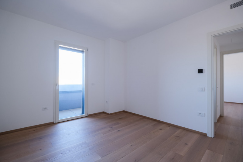 Nel cuore della città, a pochi passi da Piazza Castello e dalla stazione, si inserisce una soluzi...