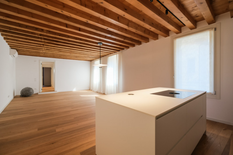 Proponiamo in locazione un prestigioso appartamento bicamere situato al secondo piano di un elega...