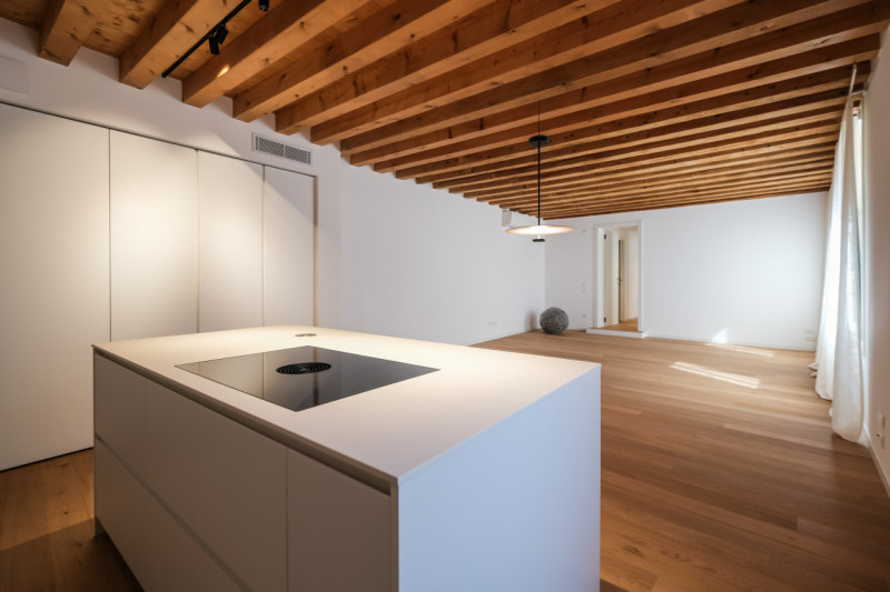 Proponiamo in locazione un prestigioso appartamento bicamere situato al secondo piano di un elega...