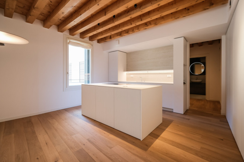 Proponiamo in locazione un prestigioso appartamento bicamere situato al secondo piano di un elega...