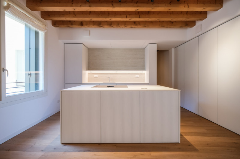 Proponiamo in locazione un prestigioso appartamento bicamere situato al secondo piano di un elega...