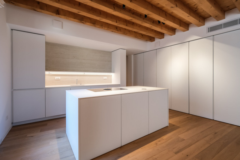 Proponiamo in locazione un prestigioso appartamento bicamere situato al secondo piano di un elega...