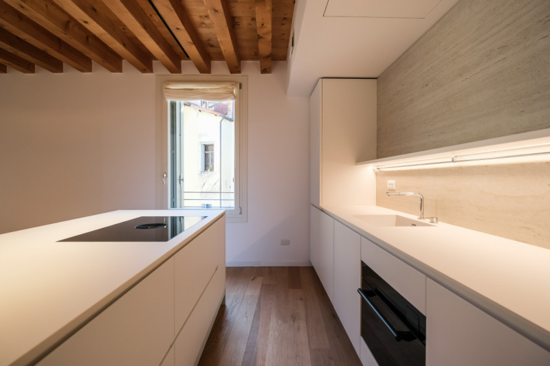 Proponiamo in locazione un prestigioso appartamento bicamere situato al secondo piano di un elega...