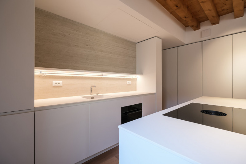 Proponiamo in locazione un prestigioso appartamento bicamere situato al secondo piano di un elega...