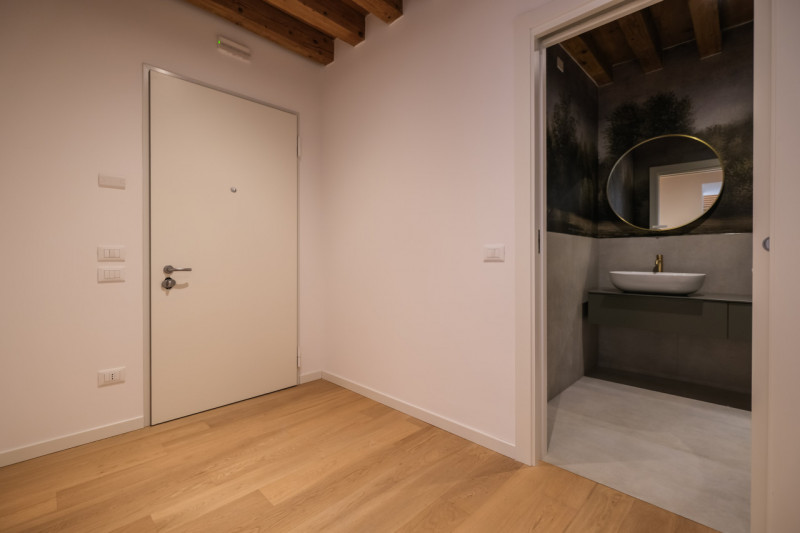 Proponiamo in locazione un prestigioso appartamento bicamere situato al secondo piano di un elega...