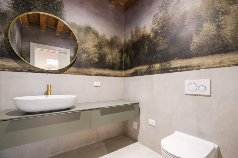 Proponiamo in locazione un prestigioso appartamento bicamere situato al secondo piano di un elega...