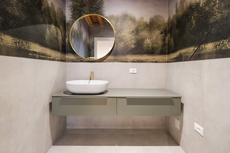 Proponiamo in locazione un prestigioso appartamento bicamere situato al secondo piano di un elega...