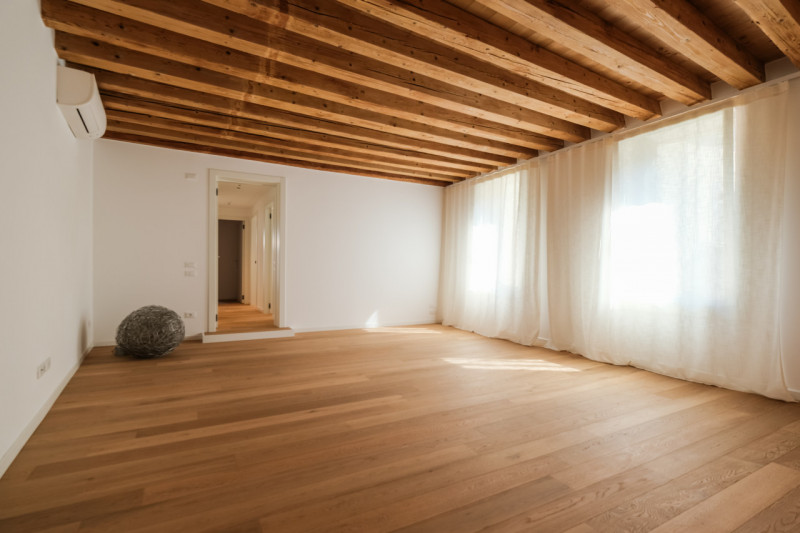 Proponiamo in locazione un prestigioso appartamento bicamere situato al secondo piano di un elega...