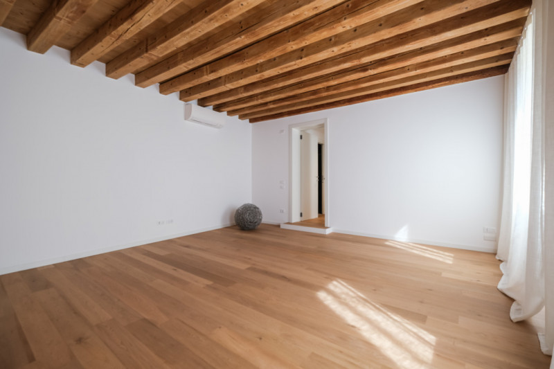 Proponiamo in locazione un prestigioso appartamento bicamere situato al secondo piano di un elega...