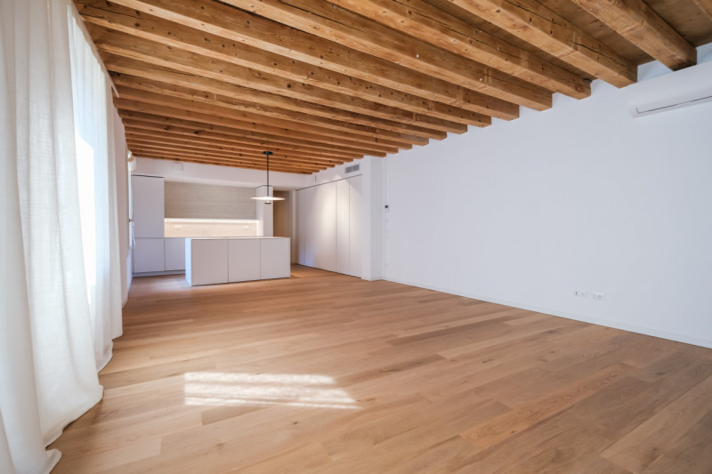 Proponiamo in locazione un prestigioso appartamento bicamere situato al secondo piano di un elega...