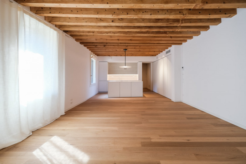 Proponiamo in locazione un prestigioso appartamento bicamere situato al secondo piano di un elega...