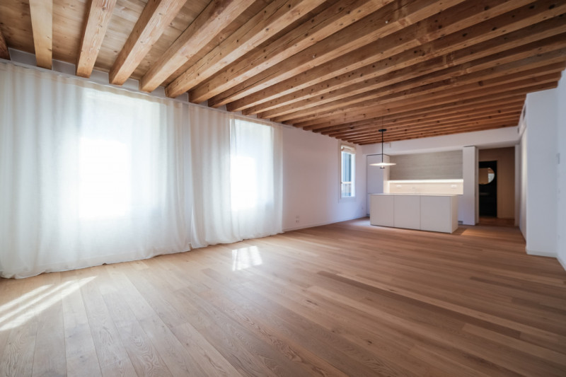 Proponiamo in locazione un prestigioso appartamento bicamere situato al secondo piano di un elega...