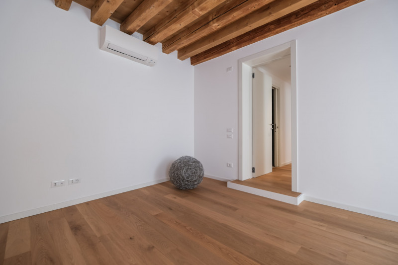 Proponiamo in locazione un prestigioso appartamento bicamere situato al secondo piano di un elega...