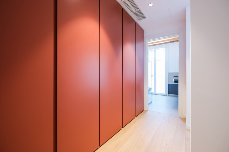 Proponiamo in locazione un prestigioso appartamento bicamere situato al secondo piano di un elega...