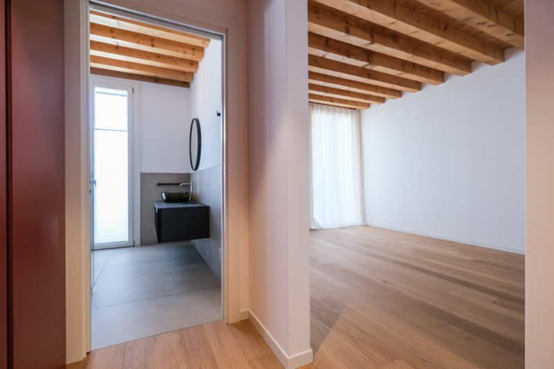 Proponiamo in locazione un prestigioso appartamento bicamere situato al secondo piano di un elega...