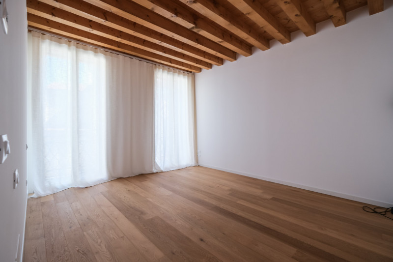 Proponiamo in locazione un prestigioso appartamento bicamere situato al secondo piano di un elega...