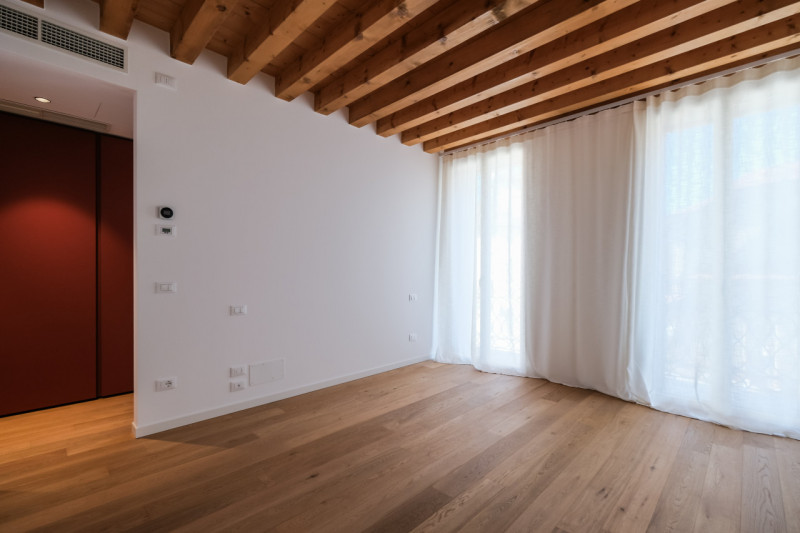 Proponiamo in locazione un prestigioso appartamento bicamere situato al secondo piano di un elega...