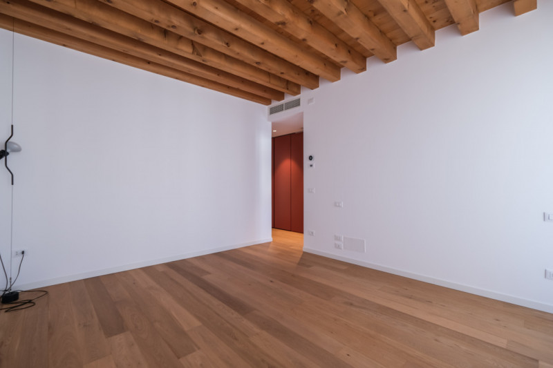 Proponiamo in locazione un prestigioso appartamento bicamere situato al secondo piano di un elega...