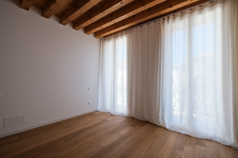 Proponiamo in locazione un prestigioso appartamento bicamere situato al secondo piano di un elega...