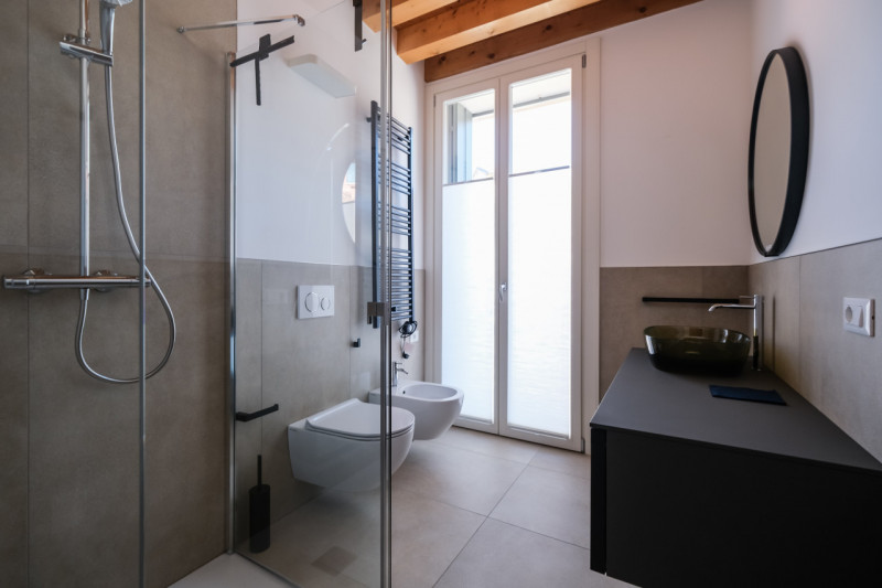 Proponiamo in locazione un prestigioso appartamento bicamere situato al secondo piano di un elega...