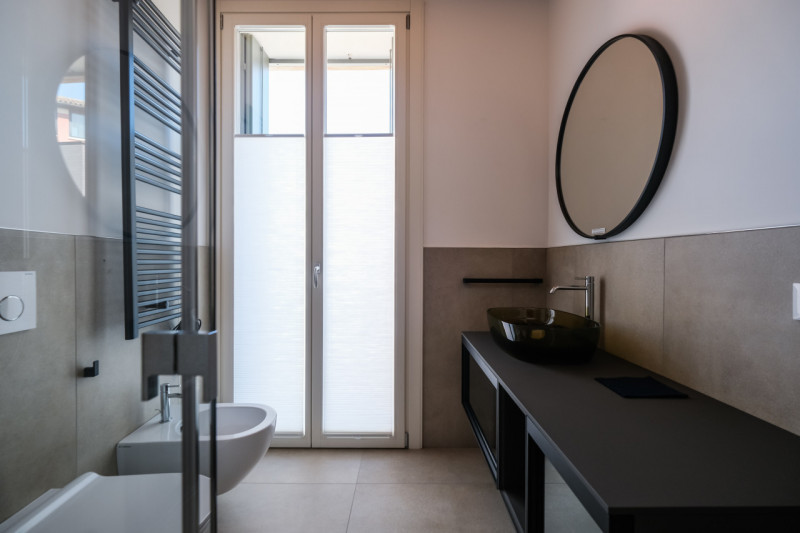 Proponiamo in locazione un prestigioso appartamento bicamere situato al secondo piano di un elega...