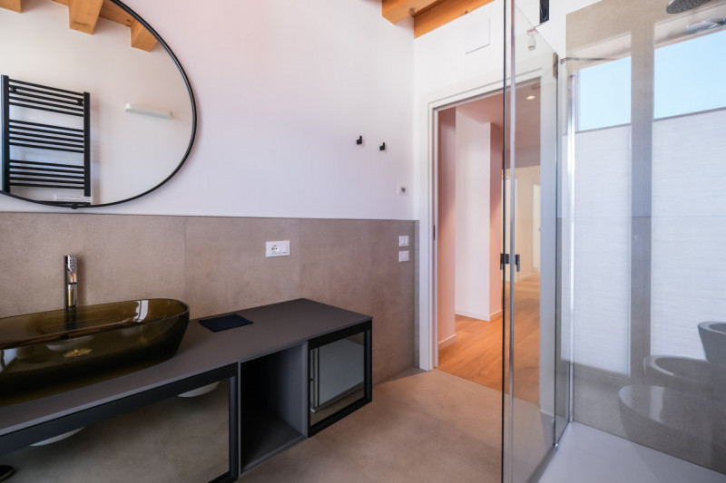 Proponiamo in locazione un prestigioso appartamento bicamere situato al secondo piano di un elega...