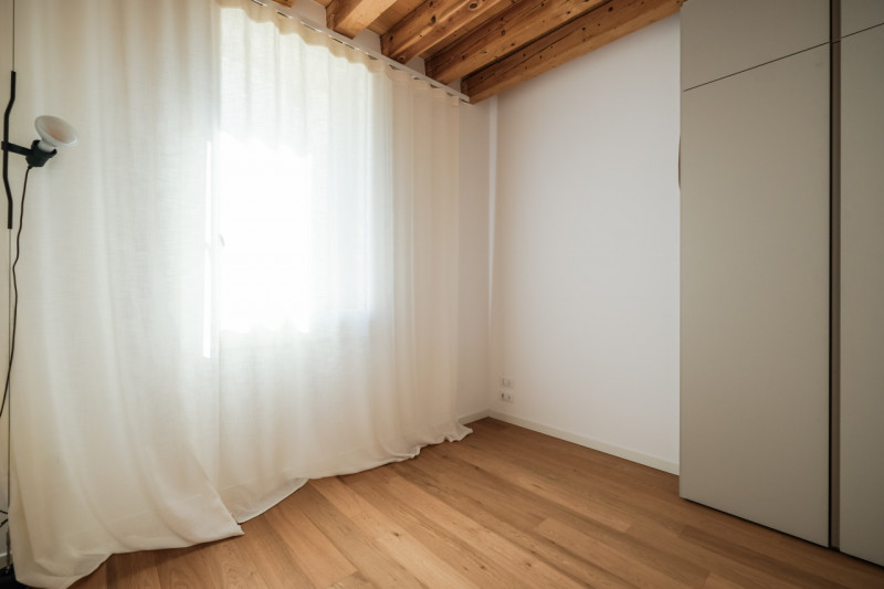 Proponiamo in locazione un prestigioso appartamento bicamere situato al secondo piano di un elega...