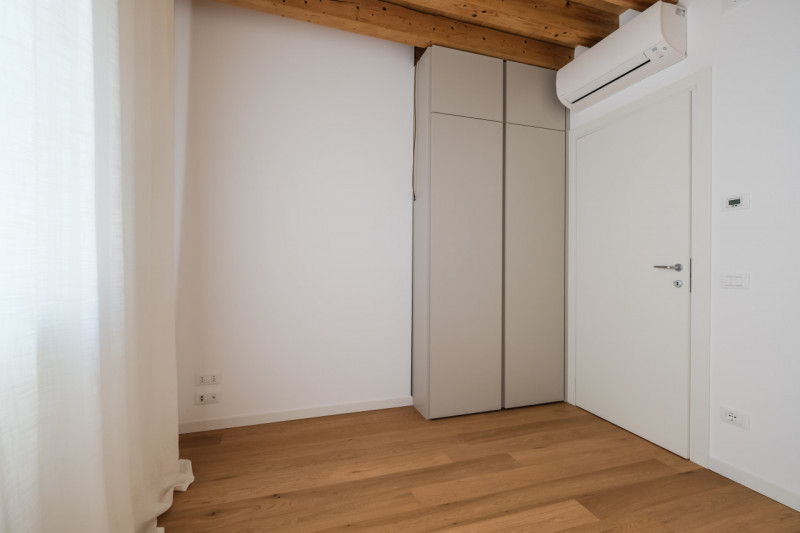 Proponiamo in locazione un prestigioso appartamento bicamere situato al secondo piano di un elega...