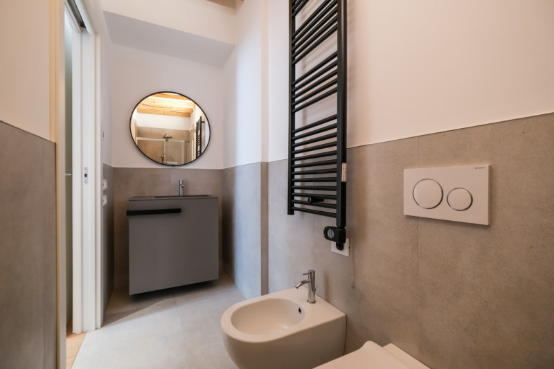 Proponiamo in locazione un prestigioso appartamento bicamere situato al secondo piano di un elega...