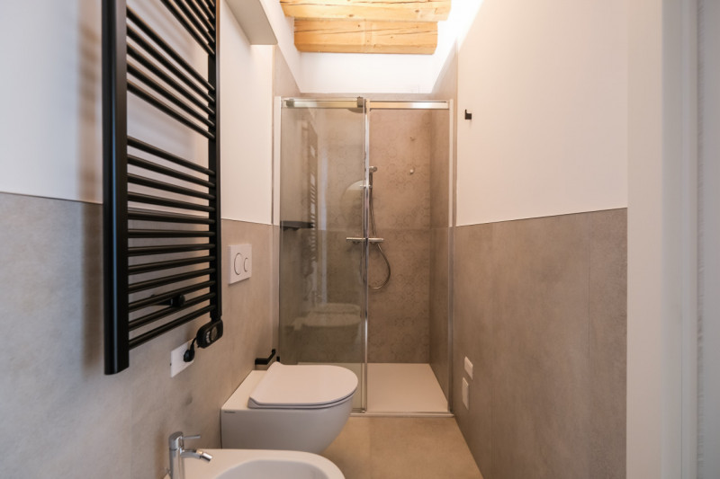 Proponiamo in locazione un prestigioso appartamento bicamere situato al secondo piano di un elega...