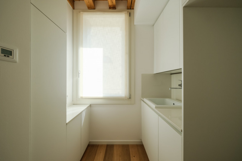 Proponiamo in locazione un prestigioso appartamento bicamere situato al secondo piano di un elega...