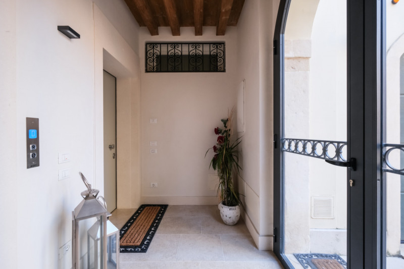 Proponiamo in locazione un prestigioso appartamento bicamere situato al secondo piano di un elega...