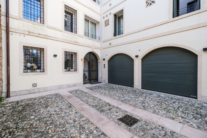 Proponiamo in locazione un prestigioso appartamento bicamere situato al secondo piano di un elega...