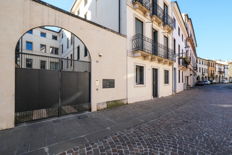 Proponiamo in locazione un prestigioso appartamento bicamere situato al secondo piano di un elega...