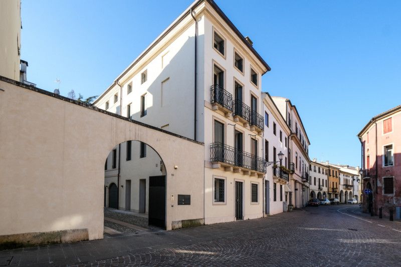 Proponiamo in locazione un prestigioso appartamento bicamere situato al secondo piano di un elega...