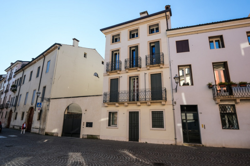 Proponiamo in locazione un prestigioso appartamento bicamere situato al secondo piano di un elega...