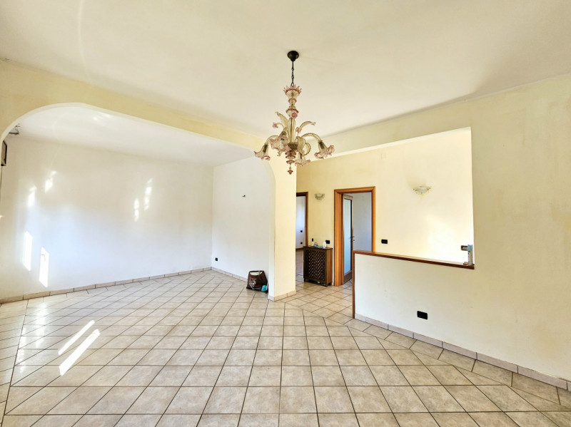 Proponiamo in vendita a Este, appartamento con ingresso indipendente, in zona centrale, con scope...