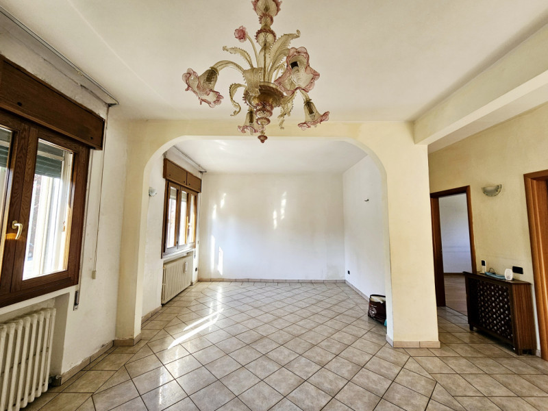 Proponiamo in vendita a Este, appartamento con ingresso indipendente, in zona centrale, con scope...